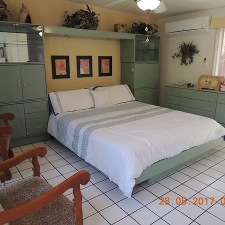Casa Larrea Inn パーム・デザート エクステリア 写真